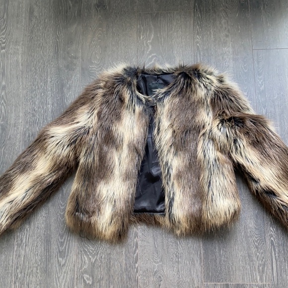Forever 21 Jackets & Blazers - FOREVER 21 FAUX FUR coat